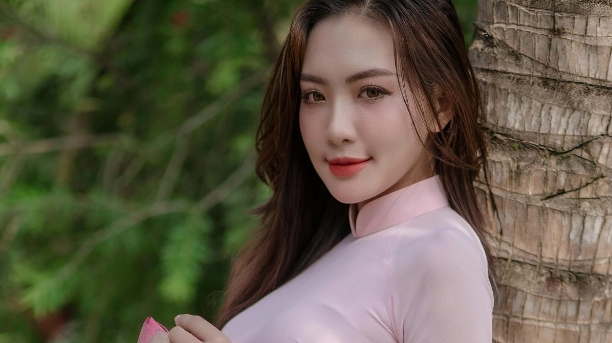 Ảnh chân dung tối giản của cô gái với biểu cảm hờ hững lôi cuốn