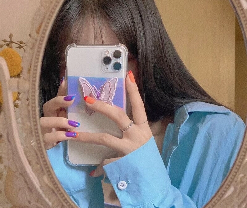 Ảnh chụp trước gương che mặt nữ tóc dài đáng yêu dễ thương