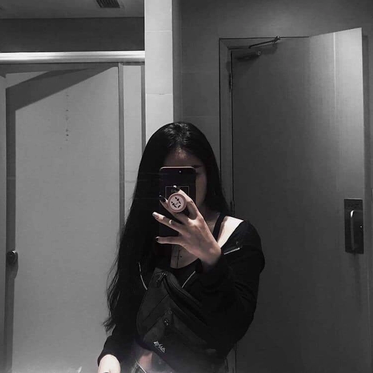 Ảnh chụp trước gương nữ che mặt đáng yêu cùng tóc dài