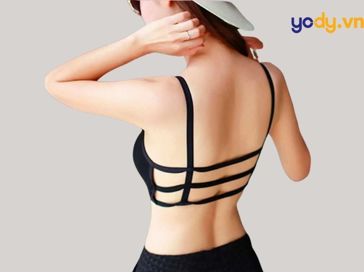 Trọn bộ ảnh cô gái mặc áo 3 dây quyến rũ và đầy cuốn hút năm 2026 19 Ảnh cô gái mặc áo 3 dây dịu dàng đằm thắm trong khung cảnh mộng mơ