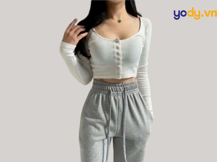 Trọn bộ ảnh cô gái mặc áo 3 dây quyến rũ và đầy cuốn hút năm 2026 18 Ảnh cô gái mặc áo 3 dây phong cách cá tính ấn tượng