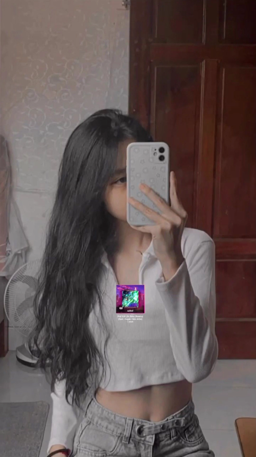 Ảnh con gái che mặt chụp trước gương cực chất