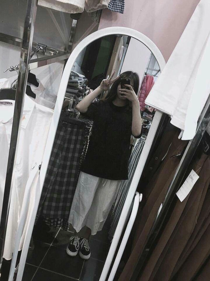 Ảnh con gái chụp trước gương cute nhất khoe dáng cùng tóc dài