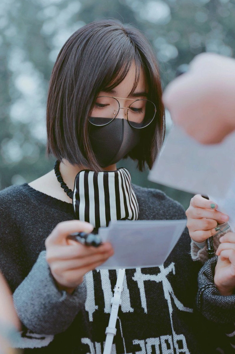 Ảnh con gái tóc ngắn đeo kính che mặt dễ thương tự nhiên