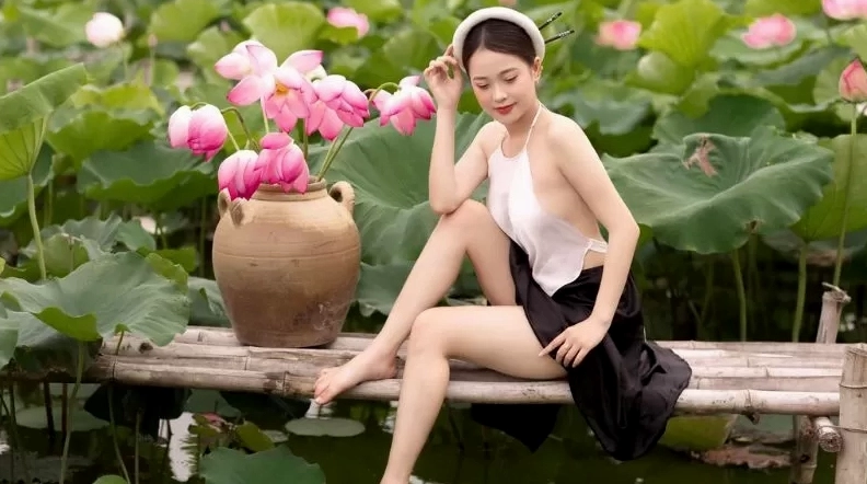 Ngắm nhìn bộ ảnh cô gái bên hồ sen đầy quyến rũ năm 2026 5 Ảnh gái xinh bên đầm sen với vẻ đẹp say đắm và thuần khiết