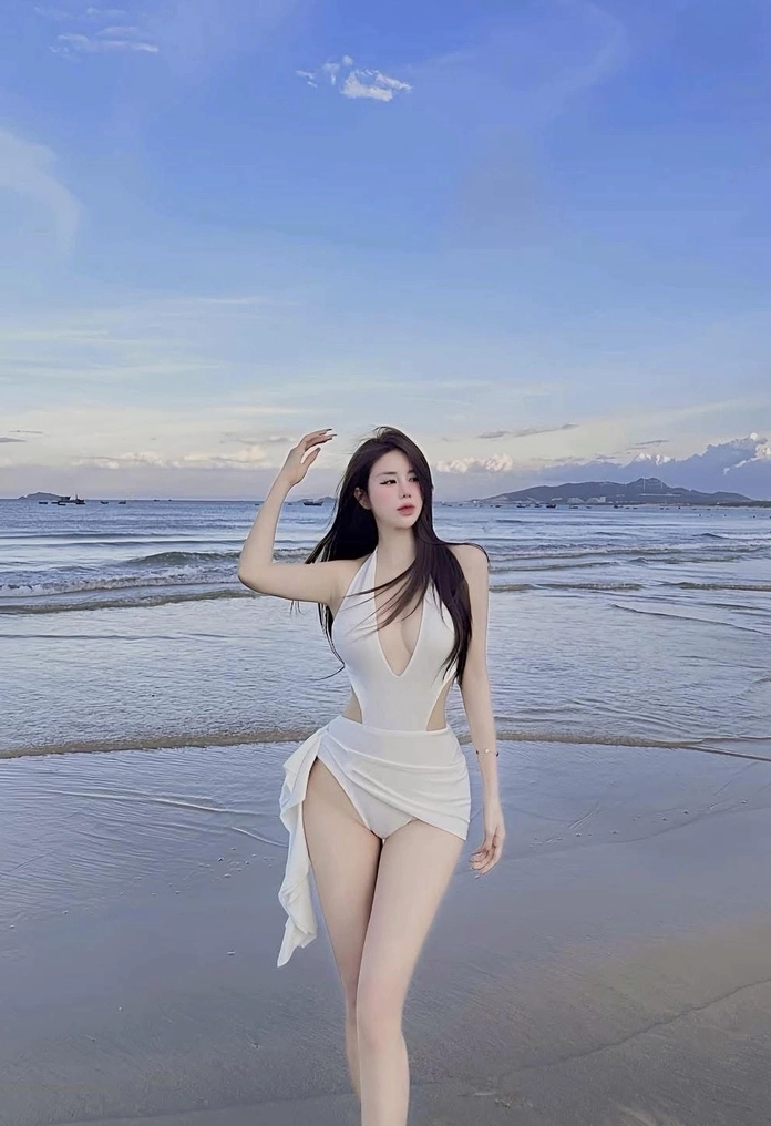 Ảnh gái xinh bikini trắng phong cách biển đầy quyến rũ