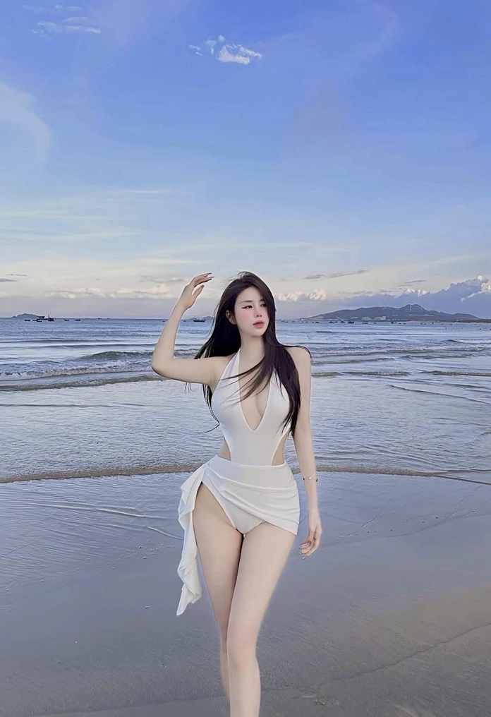 Ảnh gái xinh bikini trắng phong cách biển nhiệt đới