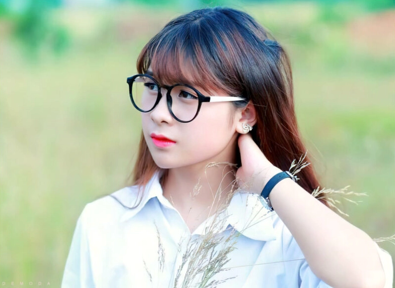 Bộ sưu tập ảnh gái xinh tóc dài đeo kính 2k4 đẹp nhất 2026 3 Ảnh gái xinh tóc dài đeo kính tri thức