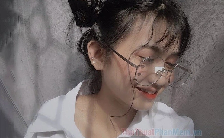Ảnh gái xinh tóc ngắn đeo kính che mặt cute đầy cuốn hút