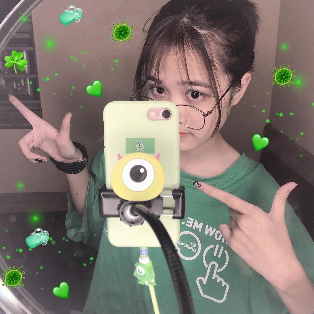 Ảnh gái xinh tóc ngắn đeo kính cute trong khung hình tinh tế