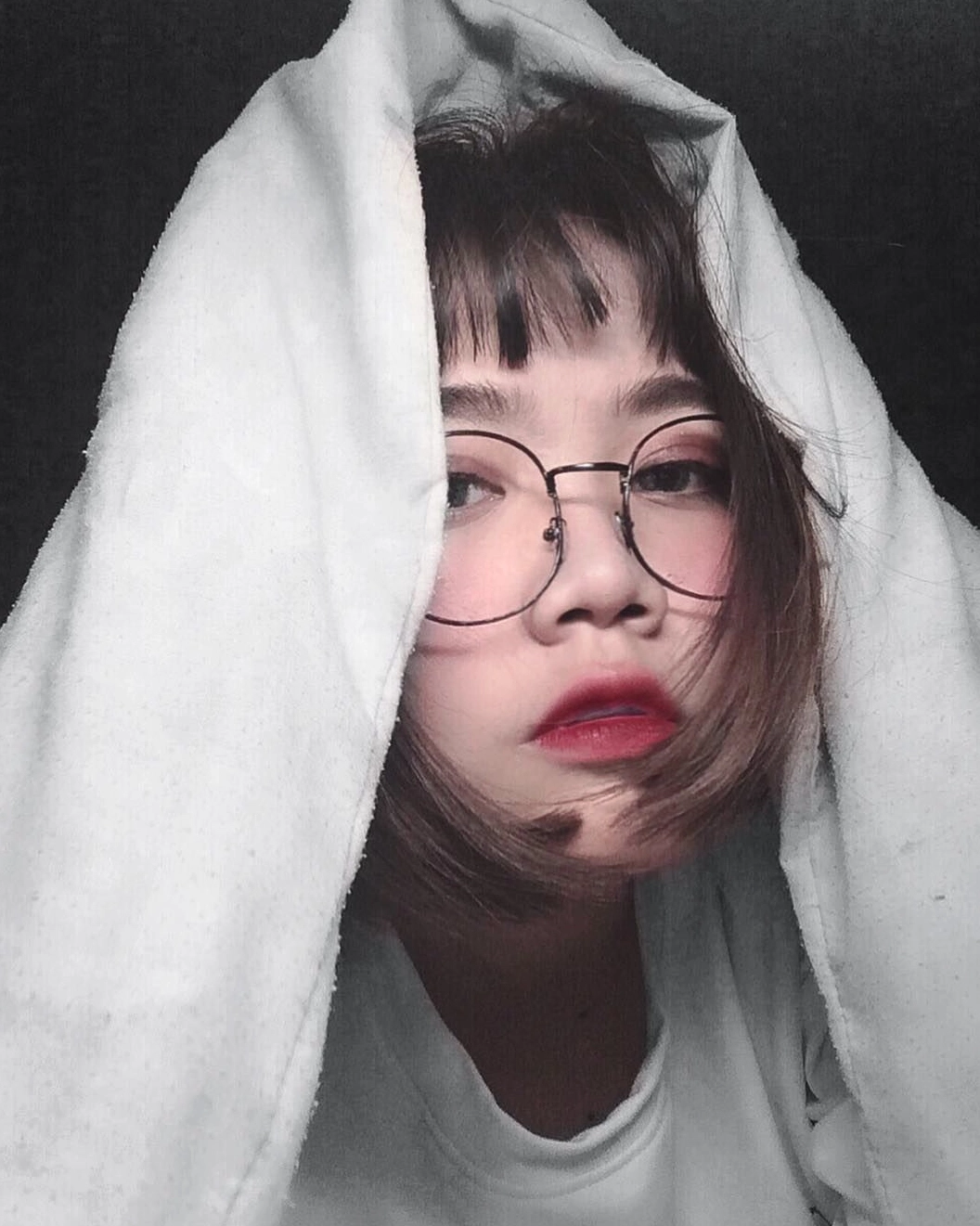 Ảnh girl xinh tóc ngắn đeo kính che mặt cá tính