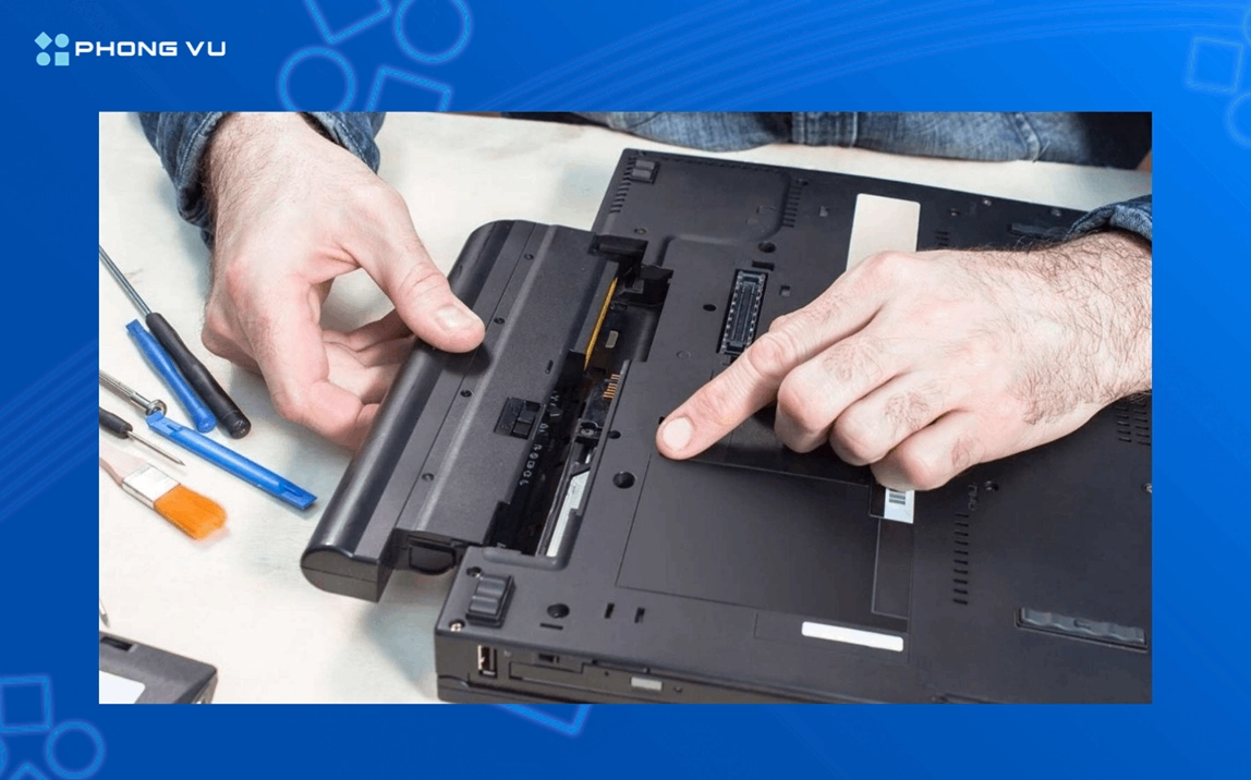 Hướng dẫn chi tiết cách nâng cấp RAM cho laptop chuẩn kỹ thuật 3 Bàn tay đang rút giắc cắm cáp pin ra khỏi bo mạch chủ laptop