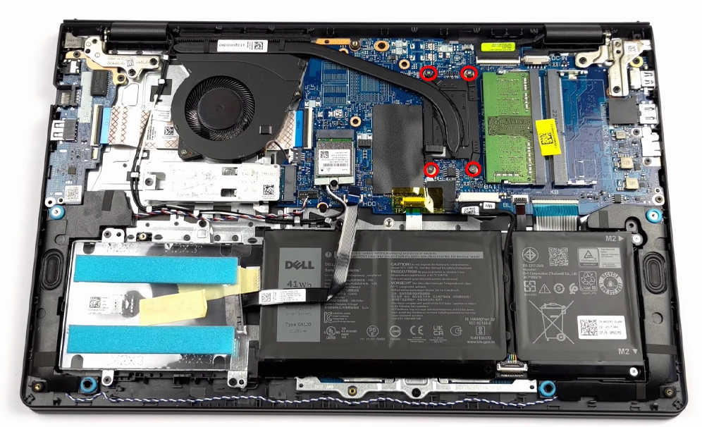 Bên trong bo mạch chủ của laptop Dell Vostro 15 sau khi tháo thành công mặt đáy