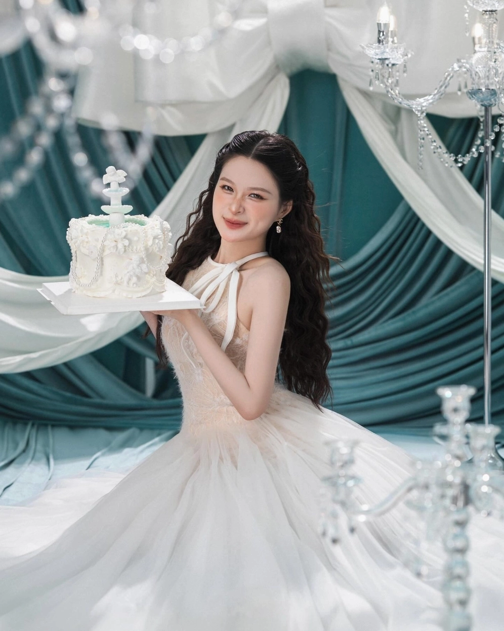 Ngắm nhìn bộ sưu tập 20+ ảnh cô gái cười đẹp rạng rỡ nhất 2026 17 Biểu cảm vô cùng đáng yêu của cô gái với đôi mắt biết cười đầy sức hút