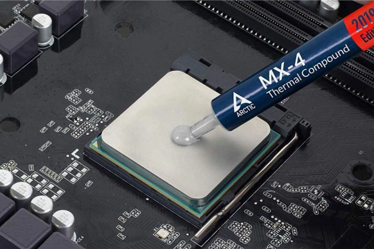 Bơm một lượng keo tản nhiệt vừa đủ lên bề mặt chip GPU trước khi lắp tản nhiệt trở lại