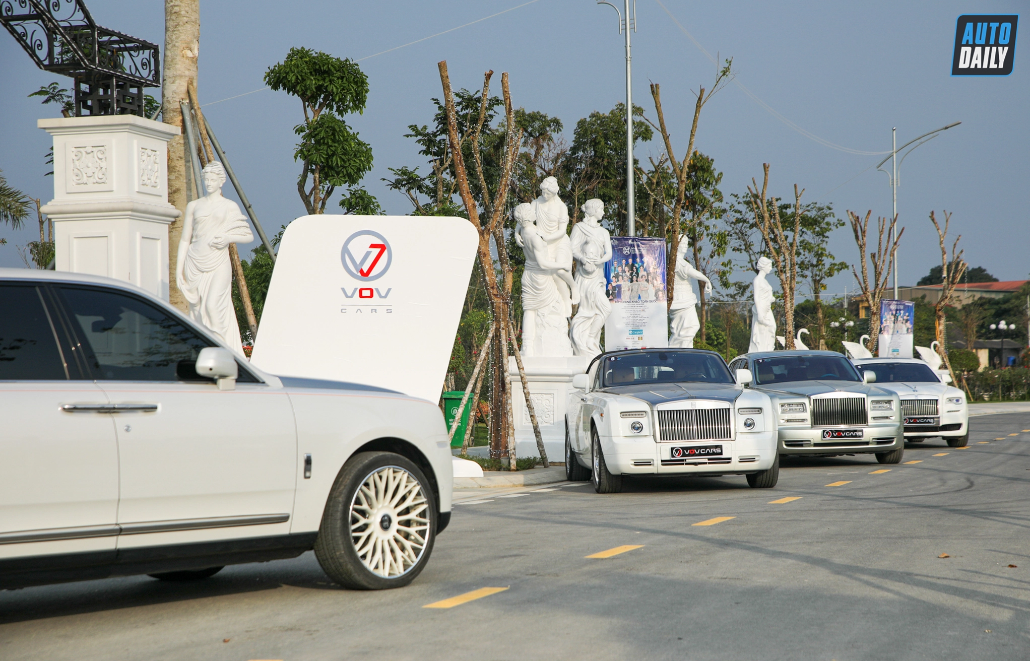 Trọn bộ hình ảnh gái đẹp và siêu xe nóng bỏng nhất năm 2026 15 Bóng hồng với phong cách cá tính cool ngầu khi ngồi trên nắp capo xe