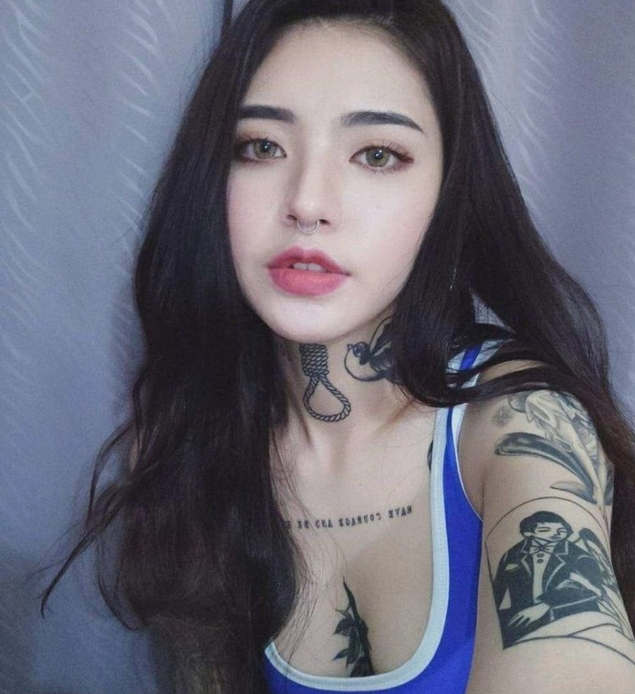 Bóng lưng gợi cảm với hình xăm cá tính