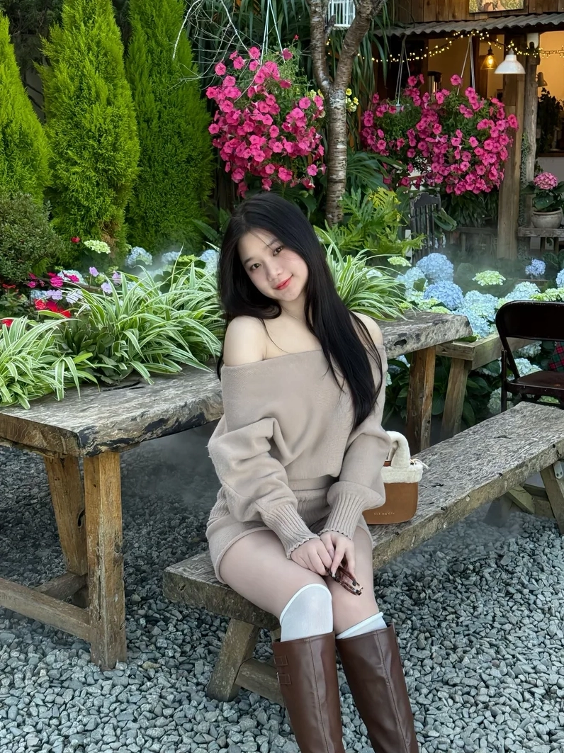 Bức ảnh chụp góc nghiêng thần thánh khoe sống mũi cao thanh thoát của hot girl