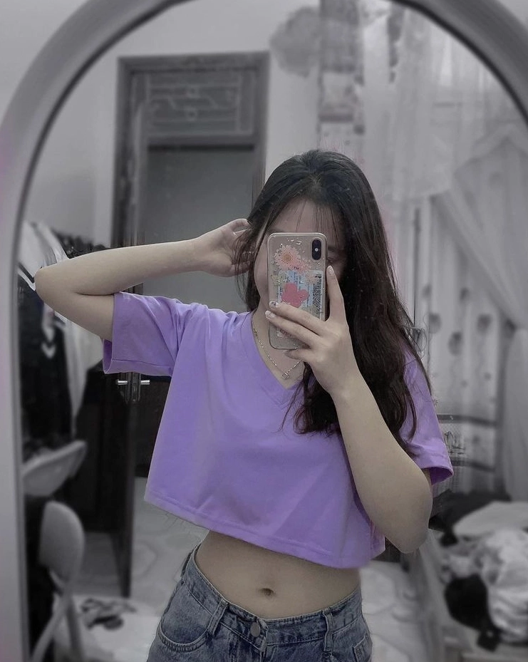 Bức ảnh chụp lén cô gái xinh che mặt khoe vòng eo thon quyến rũ trong shop thời trang