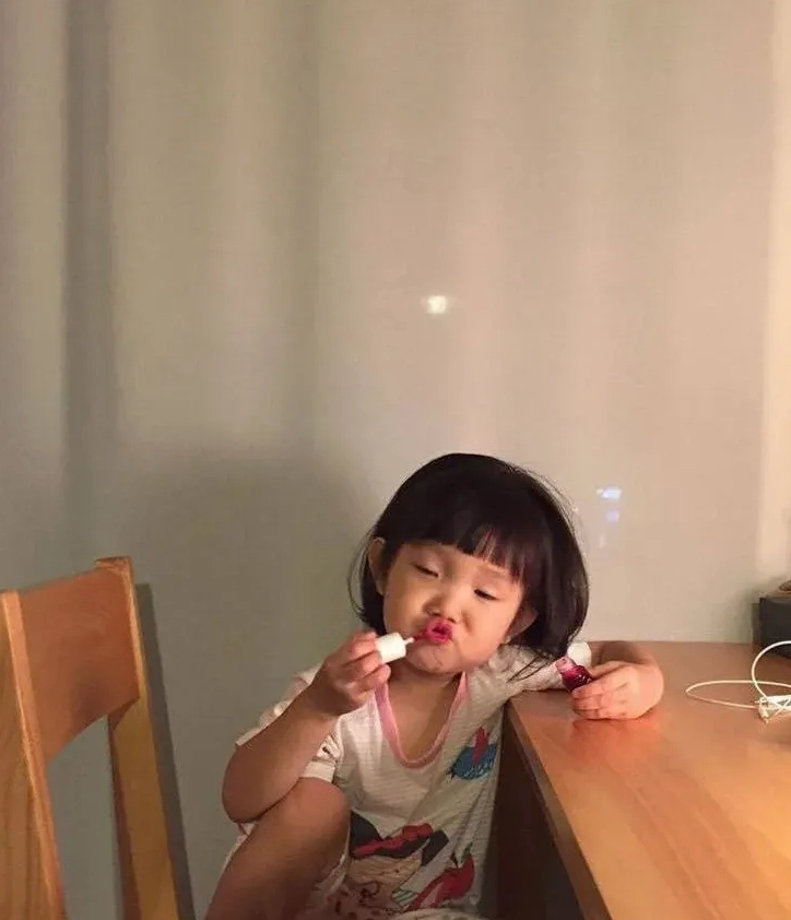 Bức ảnh meme chu mỏ 28 với sự hồn nhiên