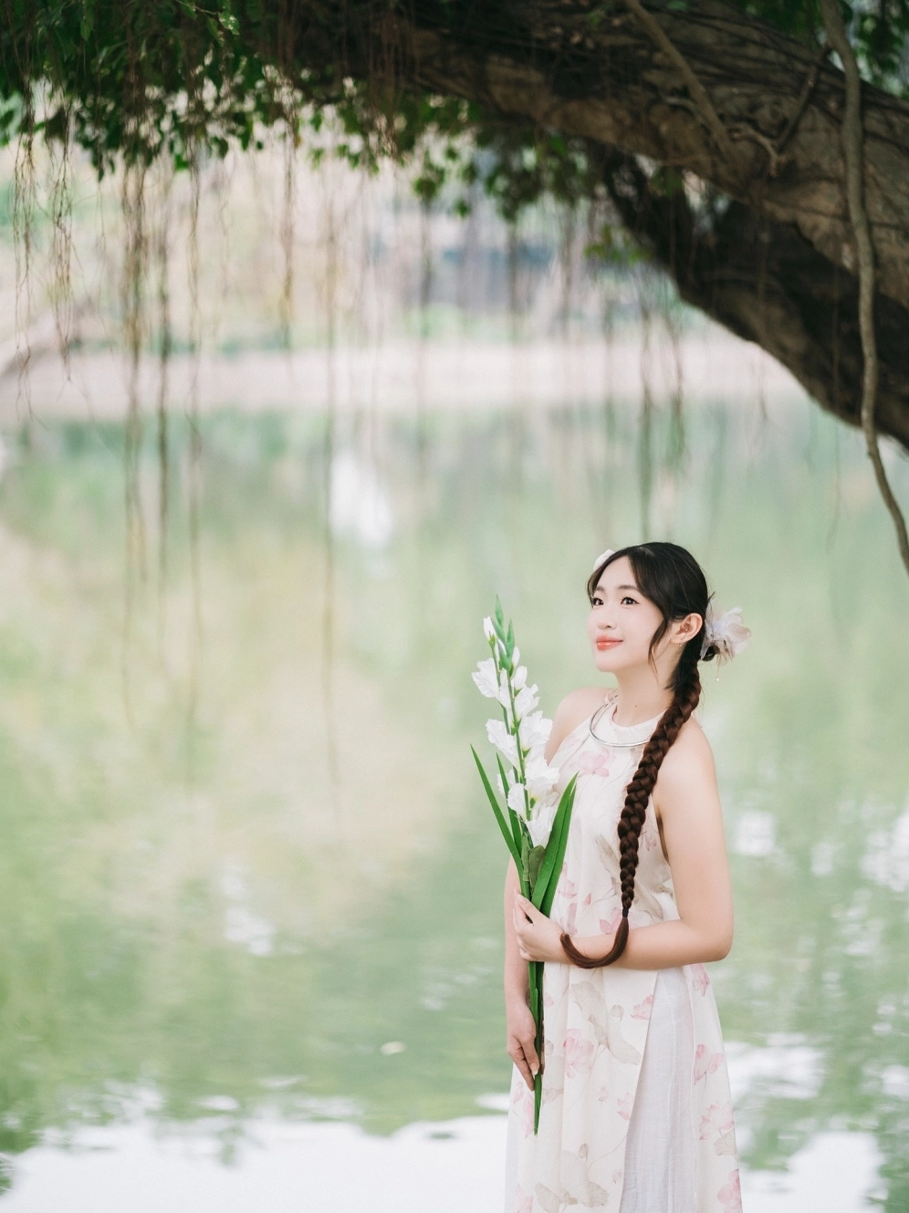 Ngắm nhìn bộ sưu tập 20+ ảnh cô gái cười đẹp rạng rỡ nhất 2026 8 Bức ảnh xuất thần ghi lại cảnh cô gái mỉm cười với mái tóc bay nhẹ trong gió