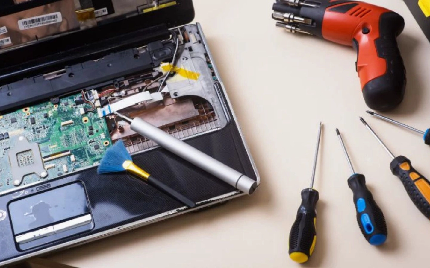 Các dụng cụ cần thiết bao gồm tua vít, thanh nạy bằng nhựa để chuẩn bị thay bàn phím laptop