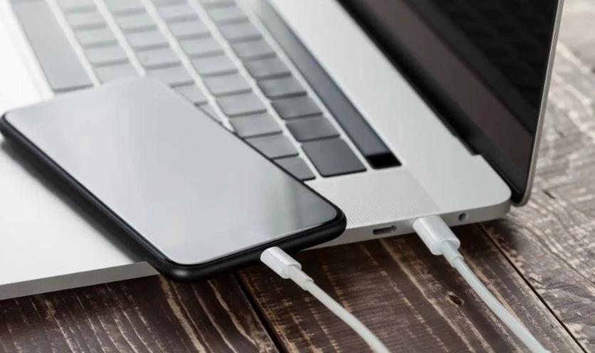 Hướng dẫn chi tiết cách sạc laptop khi không có sạc an toàn và hiệu quả nhất 5 Cách sạc laptop bằng điện thoại và máy tính bảng khi không có sạc