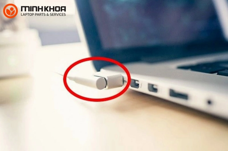 Hướng dẫn chi tiết cách sử dụng nguồn điện trực tiếp cho laptop an toàn và hiệu quả 4 Cach su dung nguon dien truc tiep cho laptop 13