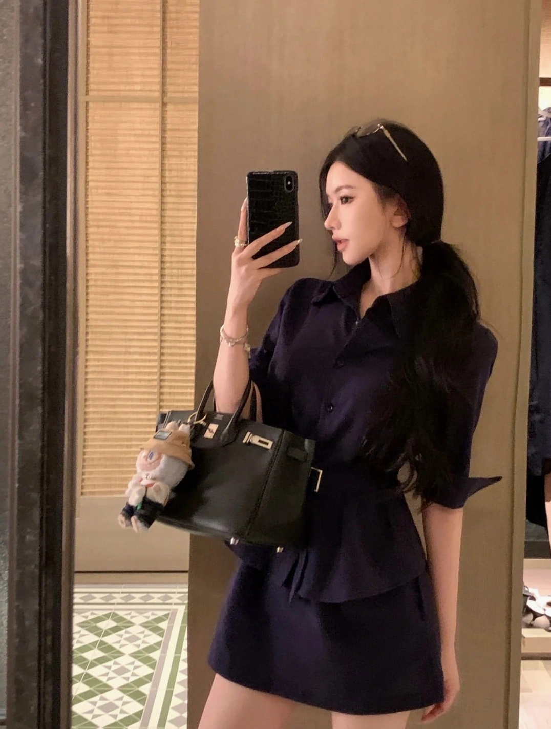 Trọn bộ ảnh gái chụp dáng trước gương đẹp quyến rũ cuốn hút 8 Cách tạo dáng sang chảnh trước chiếc gương lớn