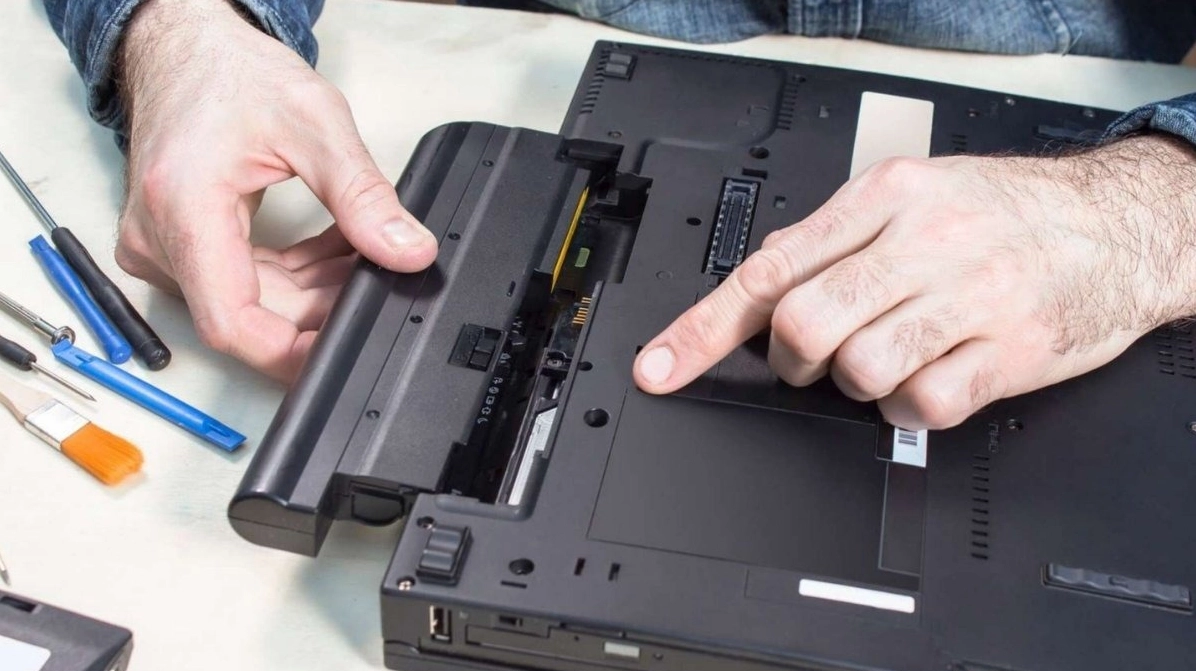 Cách tháo pin trên laptop HP sử dụng cơ chế khóa pin dạng bấm