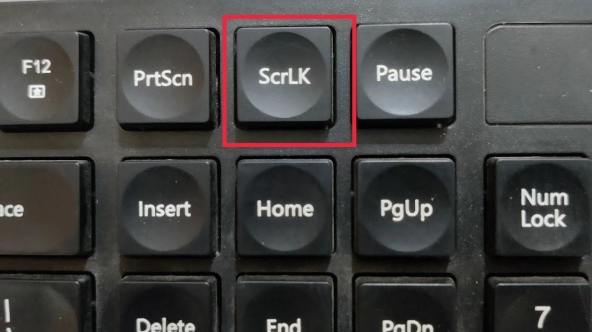 Hướng dẫn chi tiết cách tắt scroll lock trên laptop hiệu quả nhanh chóng 3 Cận cảnh phím bấm Scroll Lock viết tắt là ScrLk trên một bàn phím máy tính thông thường