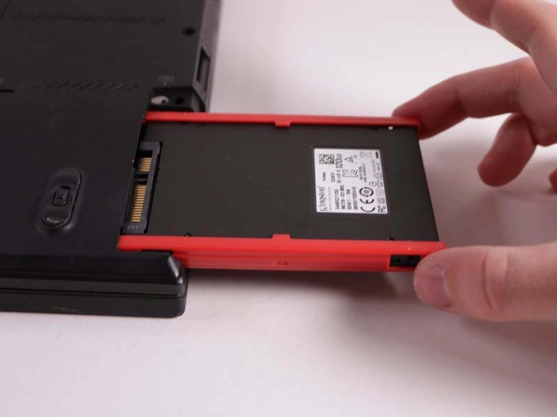 Cận cảnh thao tác kéo ổ cứng HDD ra khỏi khe cắm kết nối trên bo mạch laptop