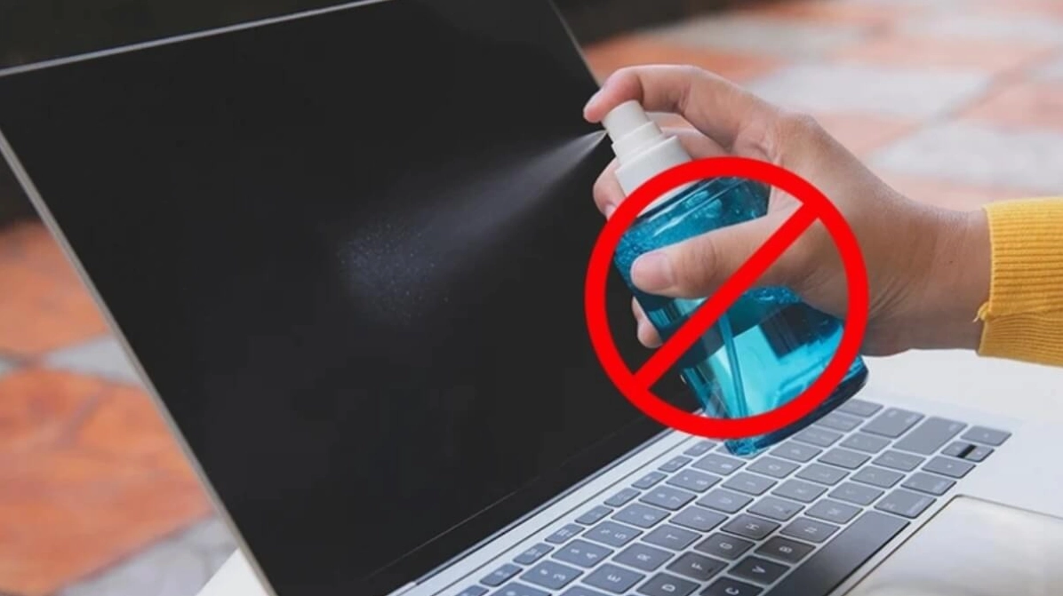 Hướng dẫn chi tiết cách lau màn hình laptop sạch bóng an toàn tại nhà 5 Cảnh báo không xịt trực tiếp dung dịch vệ sinh lên màn hình laptop