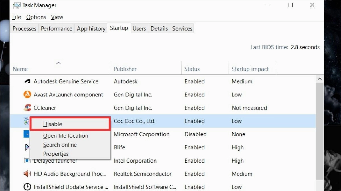 Chuyển sang tab Startup, sau đó chọn ứng dụng bạn muốn tắt và nhấn Disable