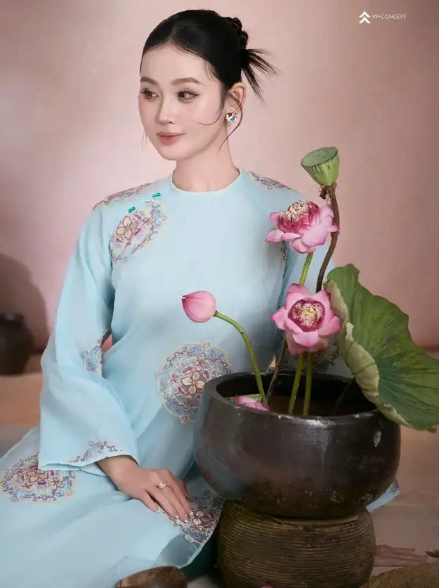 Ngắm nhìn bộ ảnh cô gái bên hồ sen đầy quyến rũ năm 2026 21 Cô gái áo dài xanh ngồi bên chậu sen hồng
