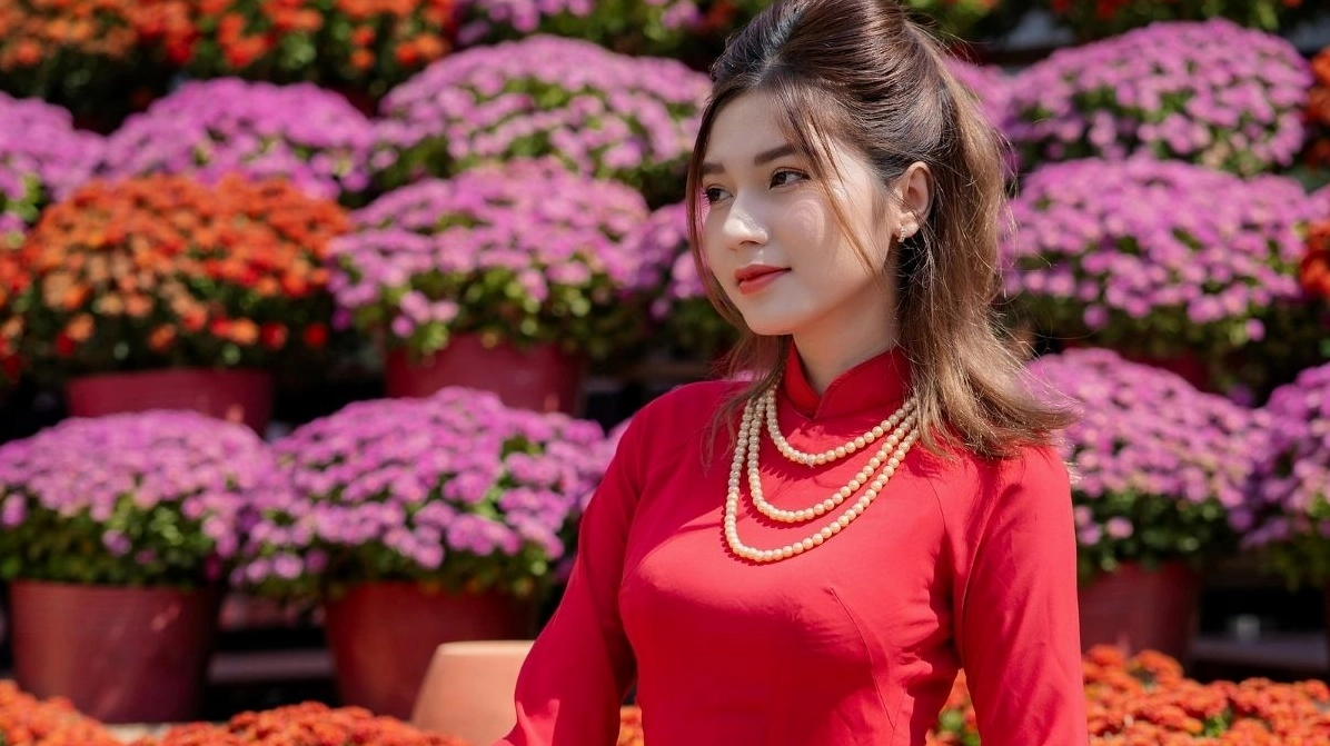 Cô gái khoe nụ cười tươi tắn trên phông nền phẳng đơn giản