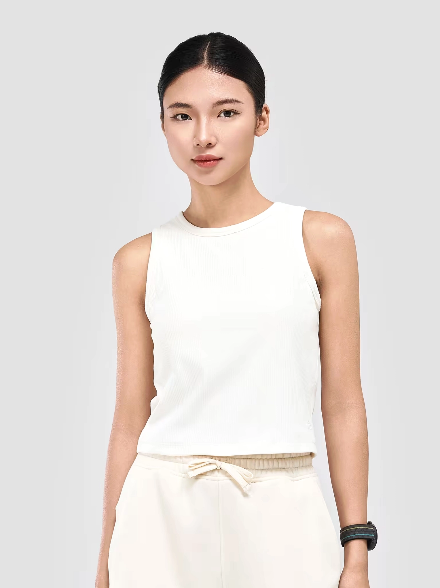 Trọn bộ ảnh cô gái mặc áo 3 dây quyến rũ và đầy cuốn hút năm 2026 12 Cô gái mặc áo 3 dây thể thao khoe vóc dáng săn chắc đầy năng lượng