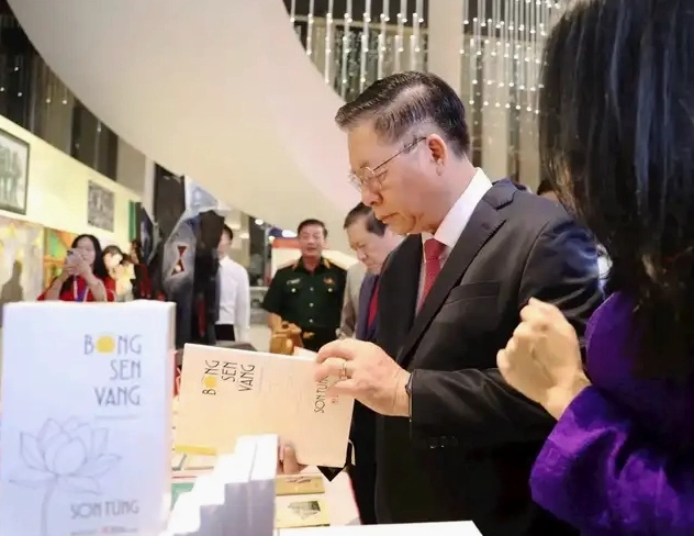 Ngắm nhìn bộ ảnh cô gái bên hồ sen đầy quyến rũ năm 2026 13 Cô gái mặc áo dài trắng ngồi trên cầu tre giữa đầm sen