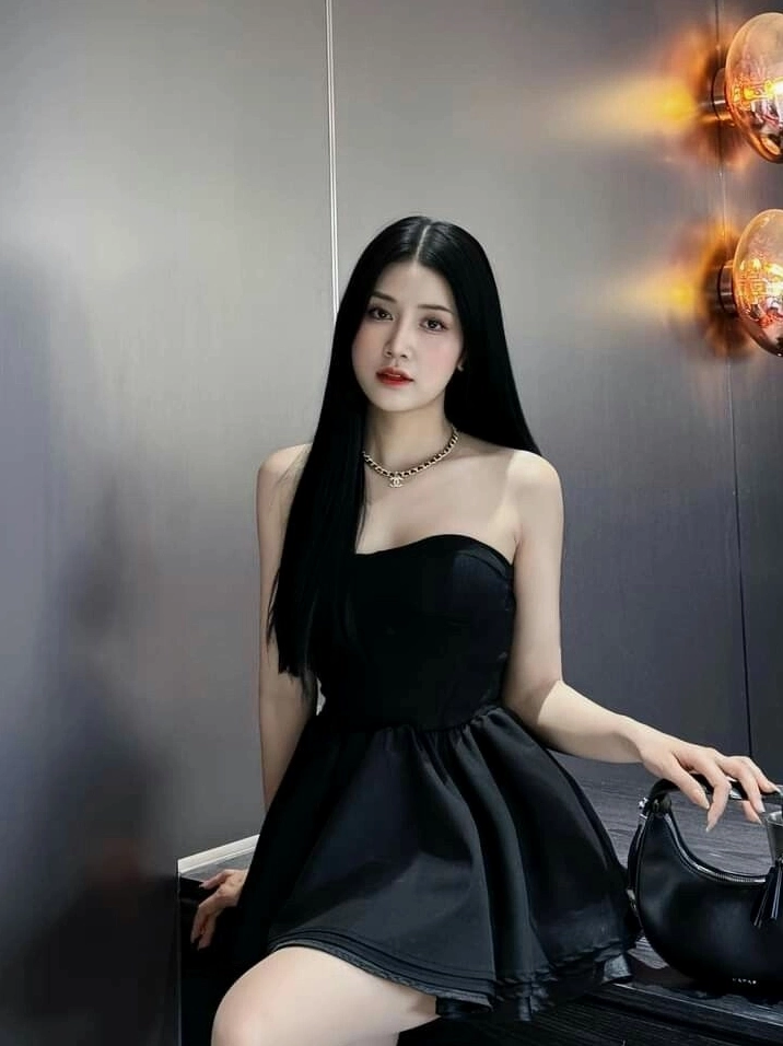 Cô gái mặc váy ngắn tỏa sáng rực rỡ với vẻ dễ thương vô đối