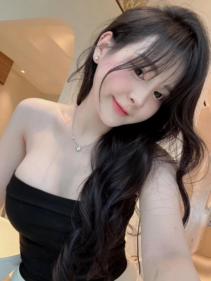 Cô gái tỏa ra khí chất nhẹ nhàng tựa sương mai