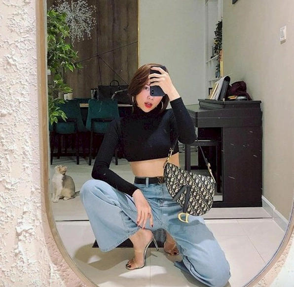 Bộ sưu tập 20 hình ảnh gái đẹp tóc ngắn che mặt đầy bí ẩn 1 Cô gái tóc ngắn khoe dáng sành điệu trước gương với phong cách che mặt đầy cuốn hút