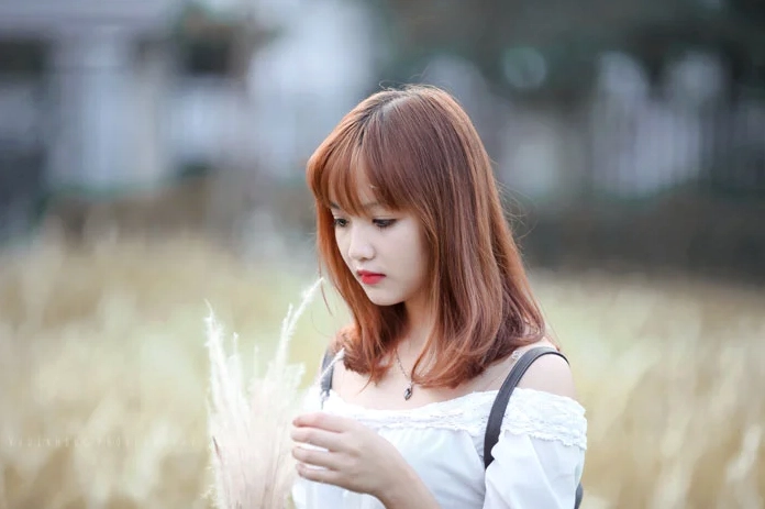 Cô gái trong trang phục năng động dạo phố