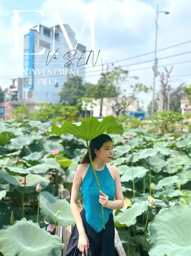 Ngắm nhìn bộ ảnh cô gái bên hồ sen đầy quyến rũ năm 2026 14 Cô gái với nụ sen và lá sen xanh mát