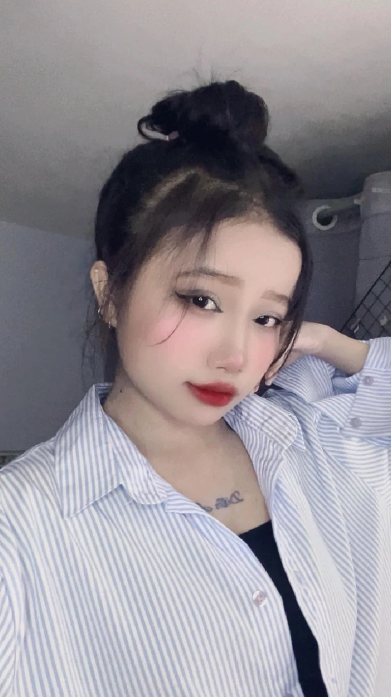 Cô gái xinh đẹp tóc ngắn mang đến vẻ ngoài trẻ trung dễ thương