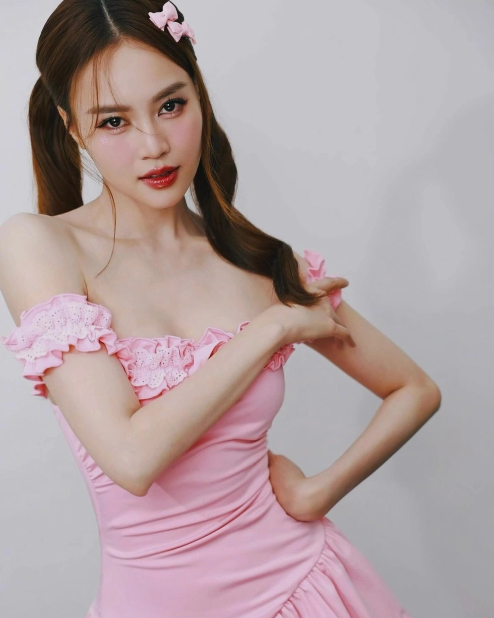 Cô gái xinh đẹp trong trang phục dạo phố giản dị nhưng cuốn hút