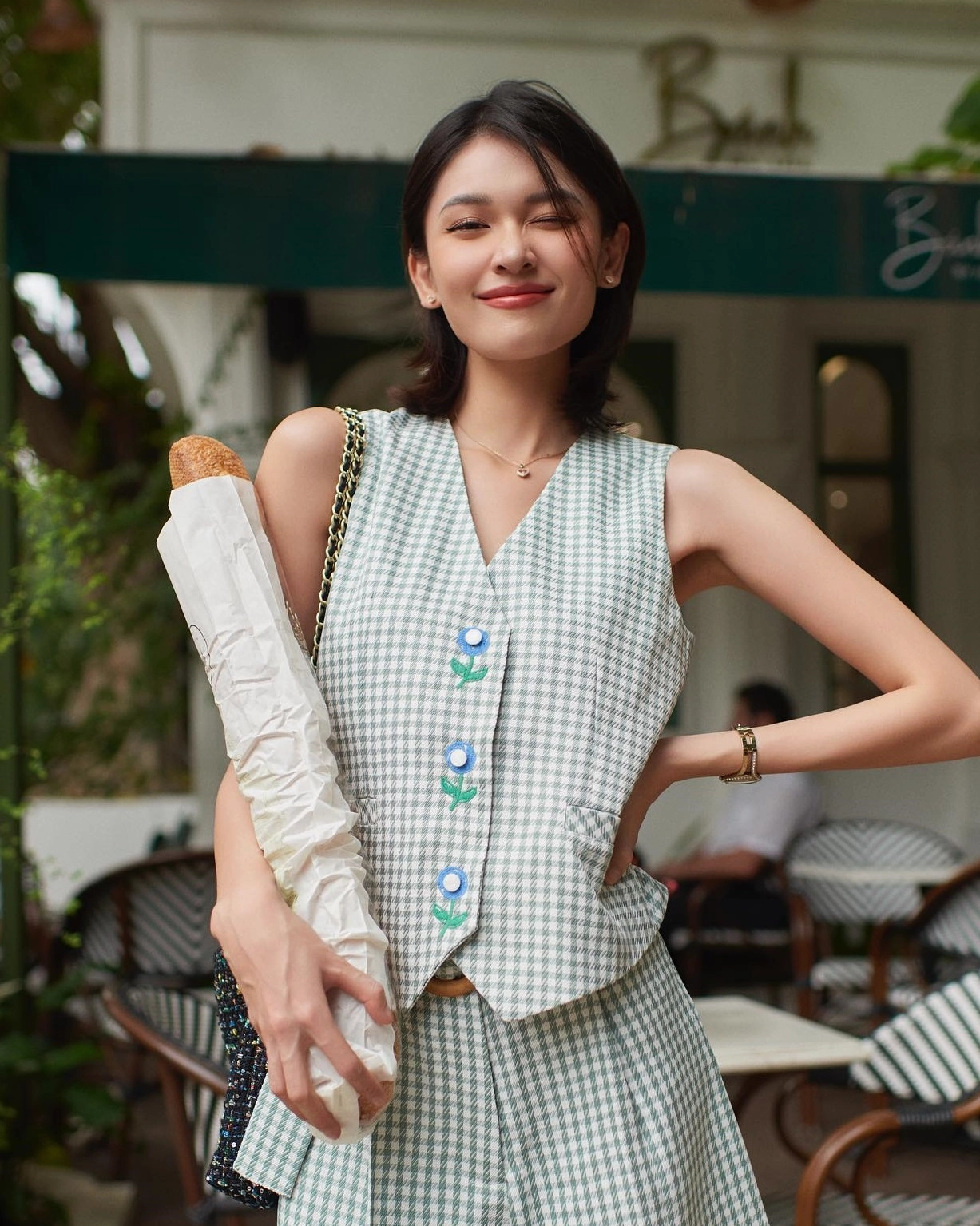Bộ sưu tập ảnh gái xinh tóc ngắn Việt Nam cuốn hút năm 2026 15 Cô nàng tóc ngắn tự tin sải bước trên phố với phong cách năng động