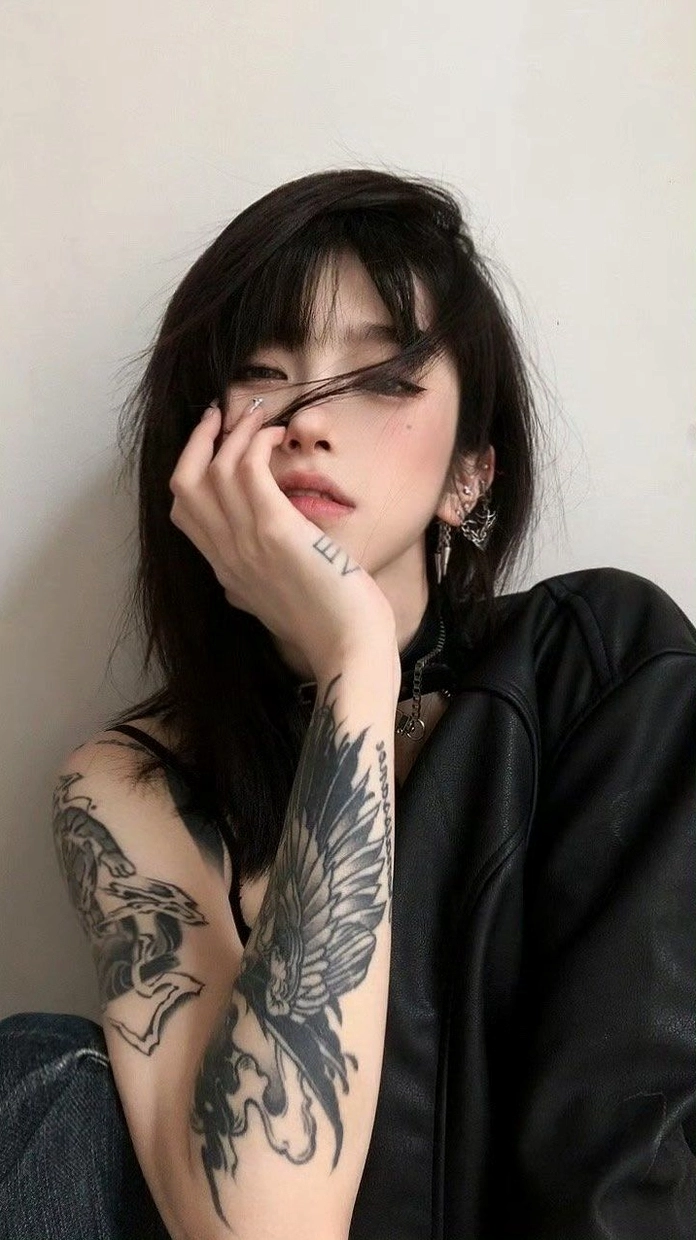 Cô nàng xinh đẹp khoe hình xăm sexy đầy cá tính