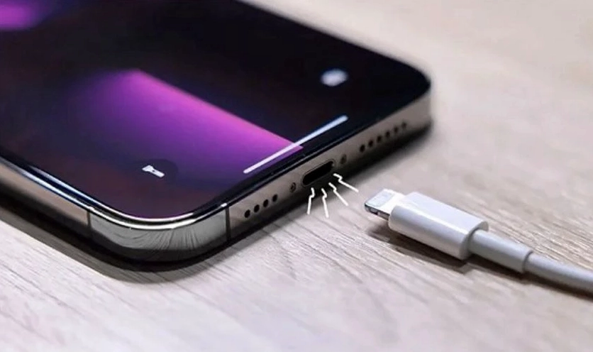 Cổng kết nối Lightning trên iPhone bị bám nhiều bụi bẩn và xơ vải