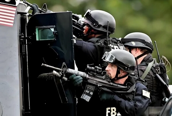 Đặc vụ FBI hì hục gõ phím điều tra thông tin