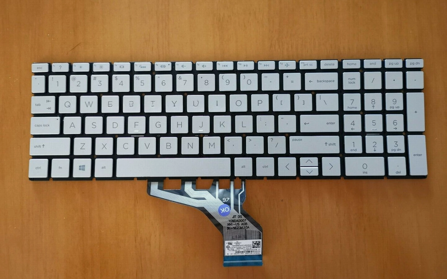 Đặt bàn phím mới vào đúng vị trí và ấn nhẹ để các ngàm khớp vào khung laptop